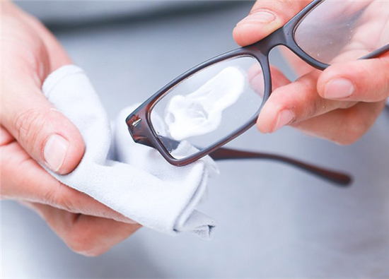 Cách xử lí các vết xước nhẹ của kính bằng kem đánh răng